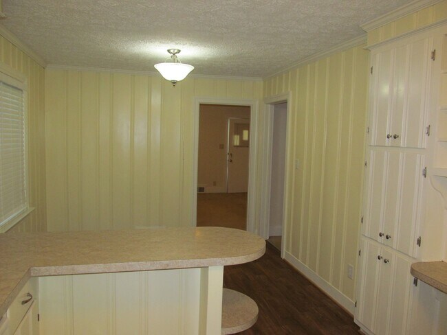 Foto del edificio - 3 bed/1 bath Off Polo Rd