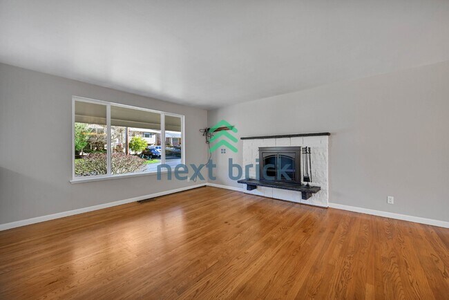Building Photo - Prime Bellevue Home in a Highly Desirable Neighborhood