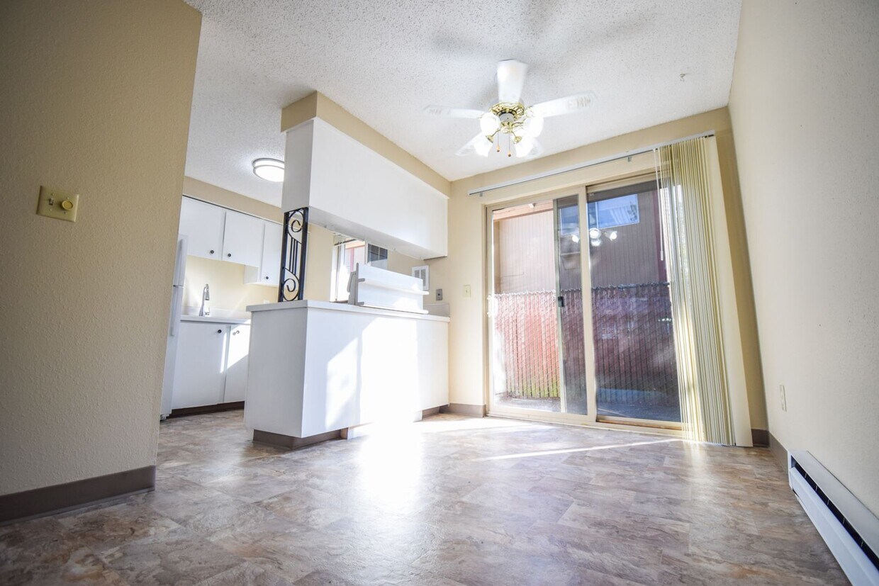 Single Level 2-Bedroom Apartment in the Mo... - Single Level 2-Bedroom Apartment in the Mo...