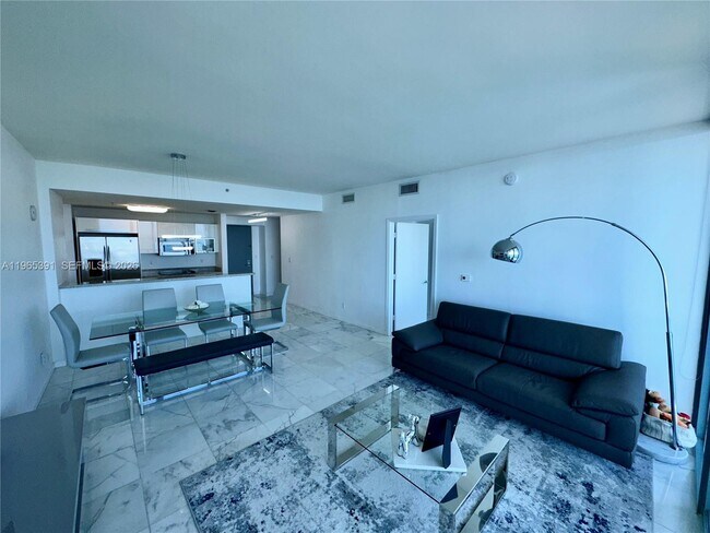 Foto del edificio - 601 NE 36th St