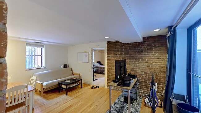 Building Photo - 111 Gainsborough St