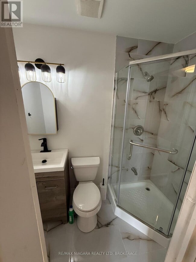 Building Photo - 115 Kinnear St