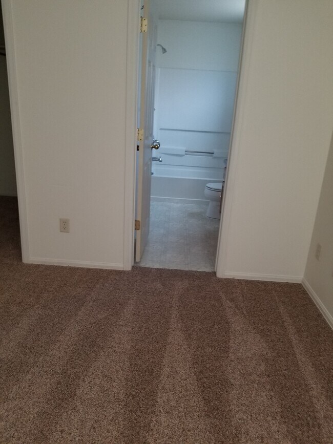 Baño principal - 399 Skyler St