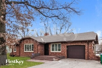 Building Photo - 705 NE Shady Ln Dr