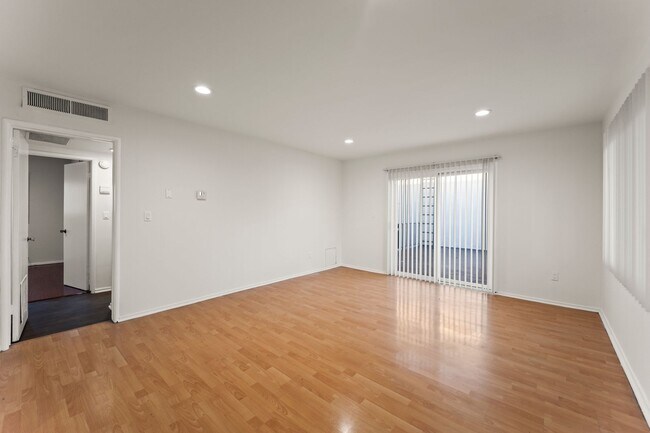 Foto del edificio - 5738 Woodman Ave