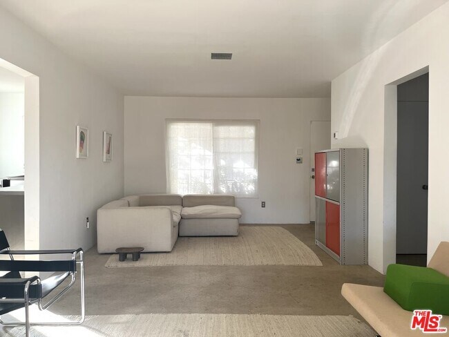 Foto del edificio - 17601 Cohasset St