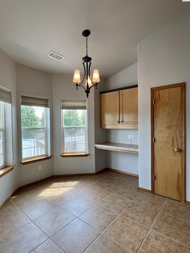 Building Photo - South Richland Freshly Updated w/Bonus