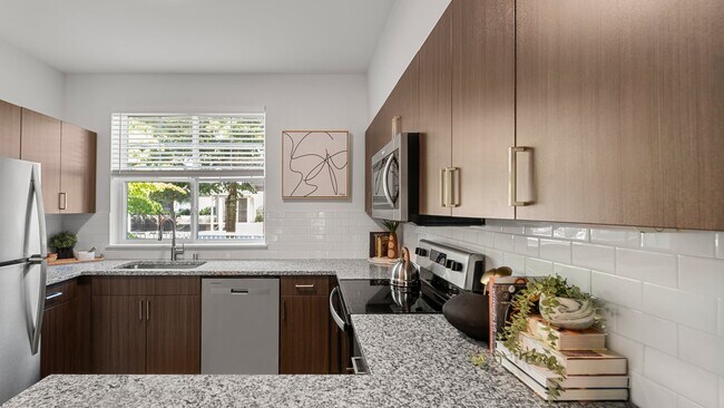 Los diseños modernos de concepto abierto crean una transición fluida entre la cocina y la sala de estar. - The Timbers at Issaquah Ridge