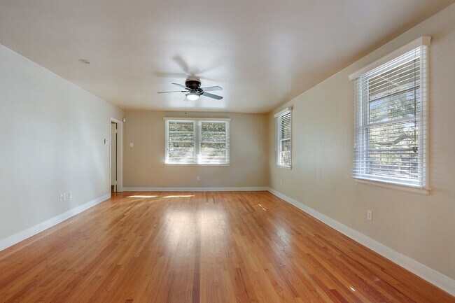Living room - 2718 S Carrollton Ave