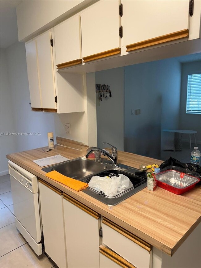 Foto del edificio - 18348 NW 68th Ave