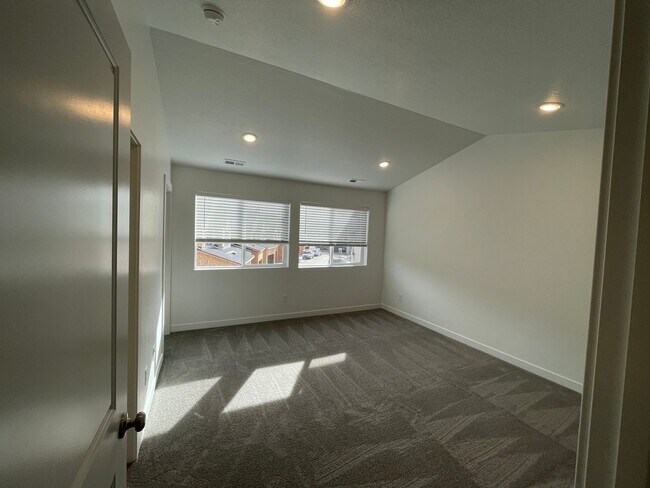 Building Photo - 144 E 1760 N