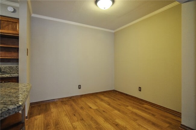 Foto del edificio - 904 University Oaks Blvd