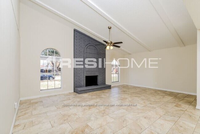 Building Photo - 2802 Meadow Park Drive