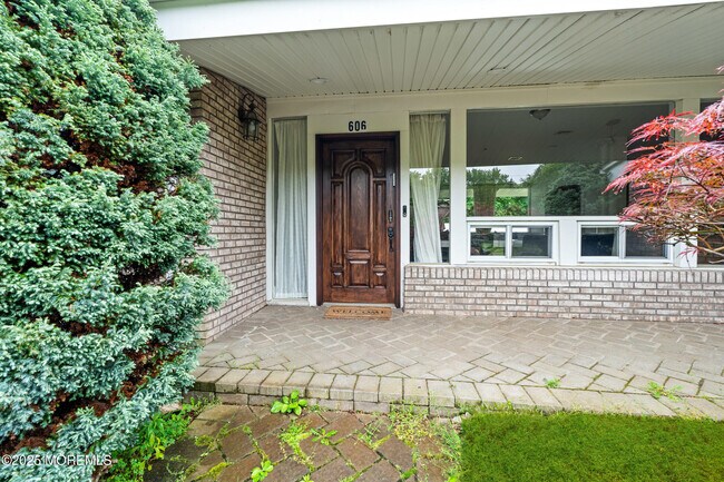 Foto del edificio - 606 Deal Rd