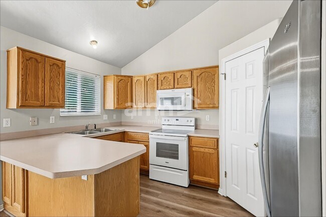 Foto del edificio - 1384 Fowler Ave