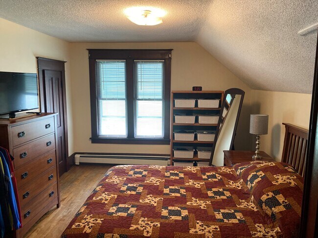 Dormitorio 1 - 614 Linden St. W