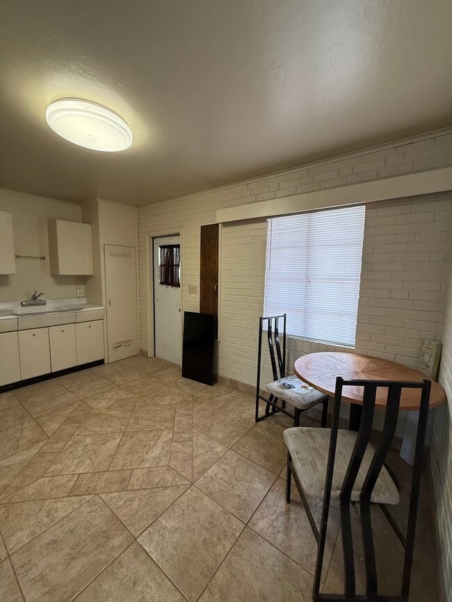 Building Photo - 2536 E Linden St