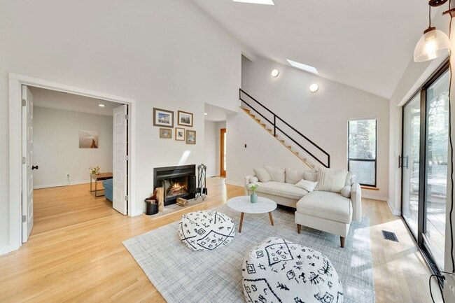 Building Photo - Stunning 3 Bedroom with a Beautiful View i...