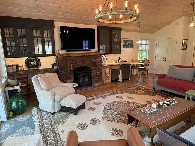 Building Photo - 61 Mansfield Ave