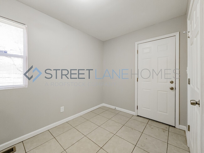 Building Photo - Charming 2 Bedroom / Beware of Scammers