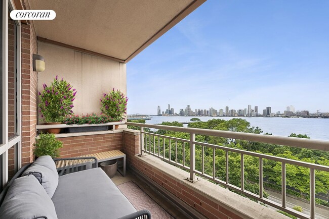 Foto del edificio - 374 W 11th St