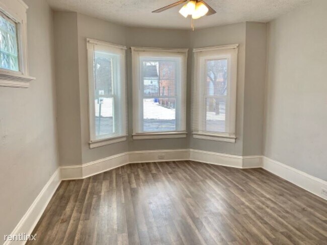 Building Photo - 3 br, 1 bath Townhome - 8002 Lake Ct