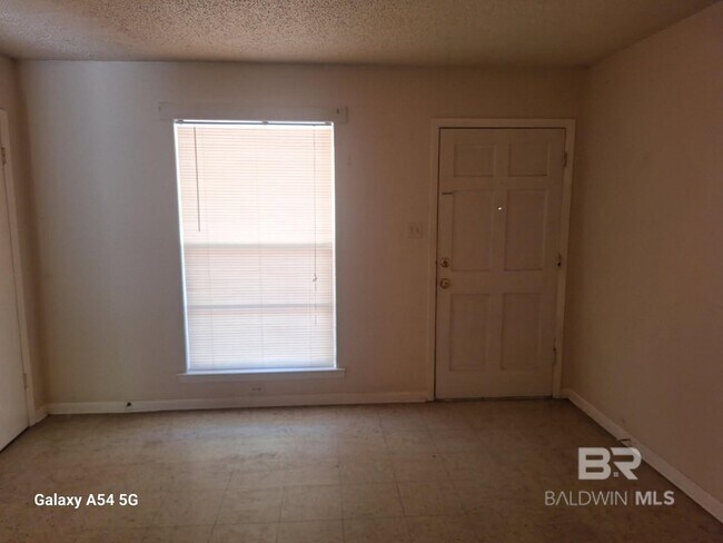 Foto del edificio - 2211 Wolf Ridge Rd