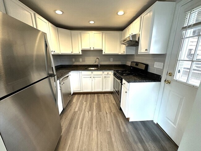 Building Photo - 3 Gordon St