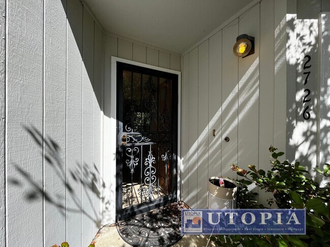 Foto del edificio - Charming Santa Cruz Townhouse: 3 Beds, 2.5 Baths with Private Patio, Spacious Layout, and Prime L...