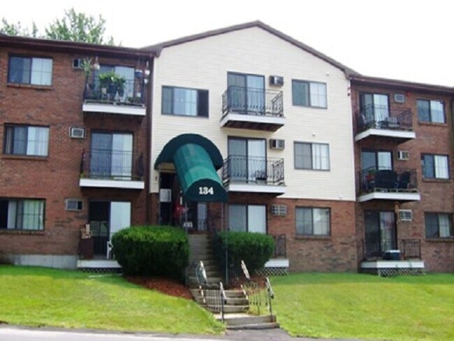 Foto del edificio - Bright 2BR Condo with Balcony, Pool & Heat Included – Prime Commuter Location
