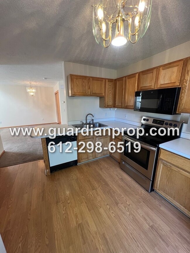 Foto del edificio - End Unit Townhouse Available October 1st, ...