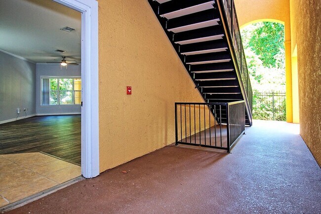 Foto del edificio - 2 bedroom/2 bath, 1st floor unit with a 1-car garage!