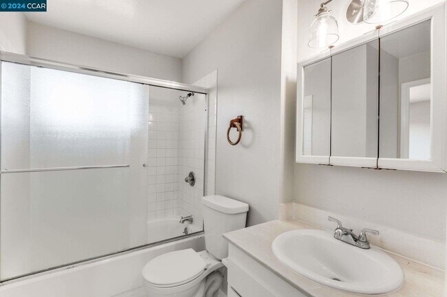 Full Bathroom - 38601 Royal Ann Cmn