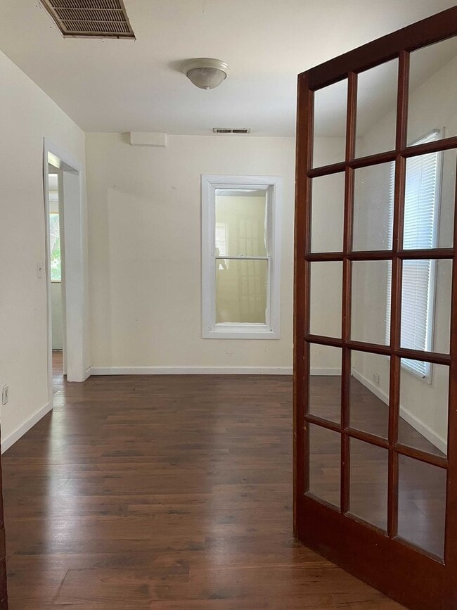 Building Photo - 2 bed, 1 bath with fenced in yard