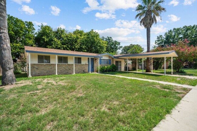 Foto del edificio - Charming Home Awaits: Spacious & Modern Li...