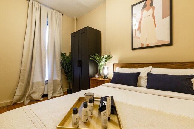 Building Photo - Full room in 2-bed/1.0-bath Home