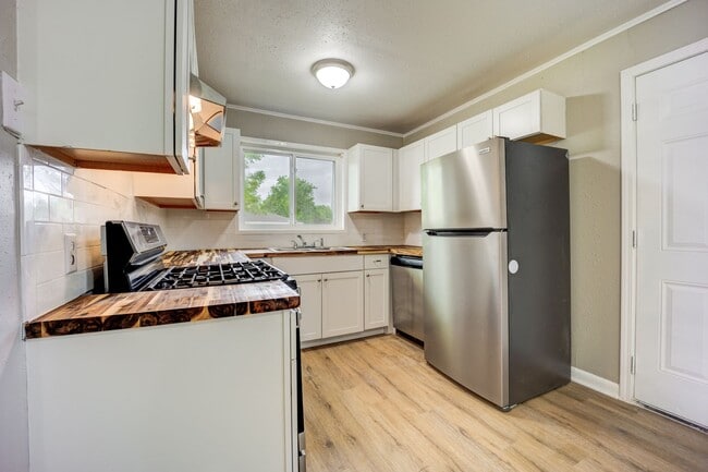 Building Photo - Freshly Updated 3 Bedroom House