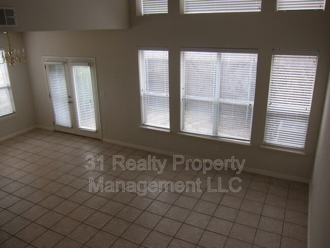 Foto del edificio - 900 Englewood Ln