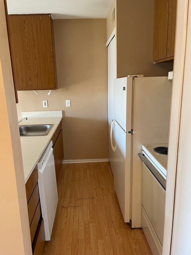 31743 Nardelli Ln Unit Roseville Condo w Laundry, Roseville, MI 48066