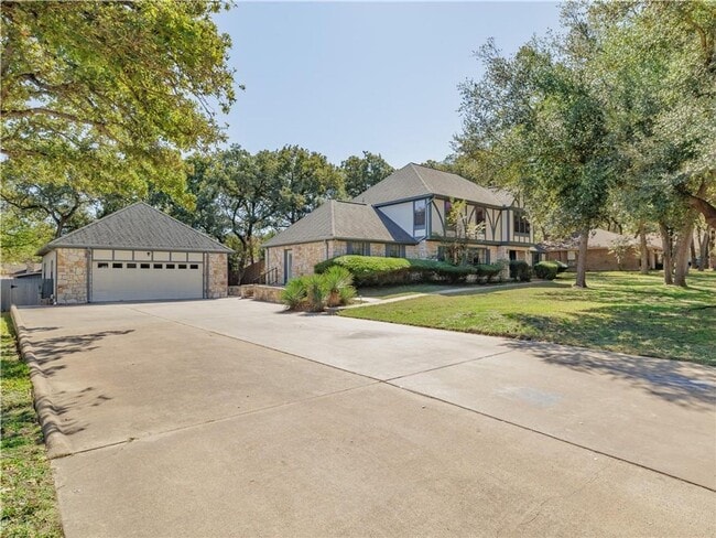 Building Photo - Best priced executive custom home in Rockd...