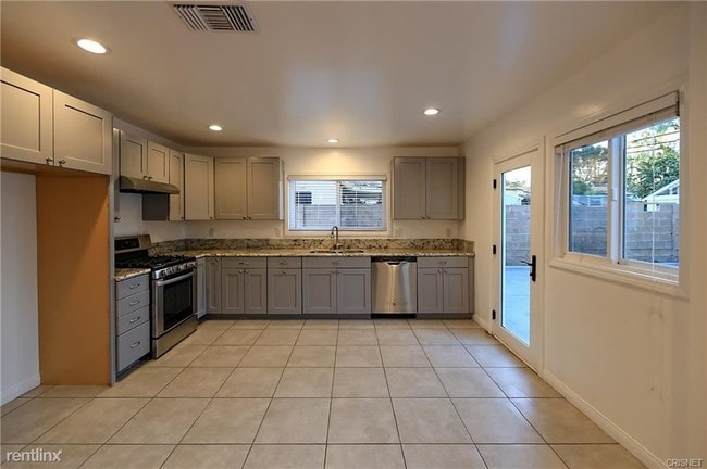 Building Photo - 4 br, 3 bath House - 5011 Lindley Ave