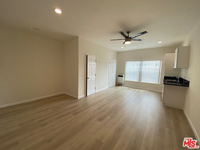 Foto del edificio - 814 S Hobart Blvd