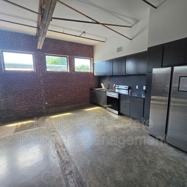 Building Photo - 136 E Cypress St