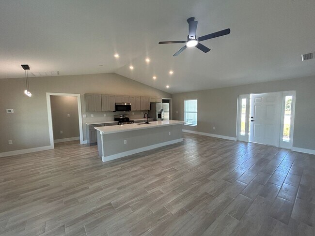 Foto del edificio - BRAND new construction 4 Bedroom 3 Bathrooms
