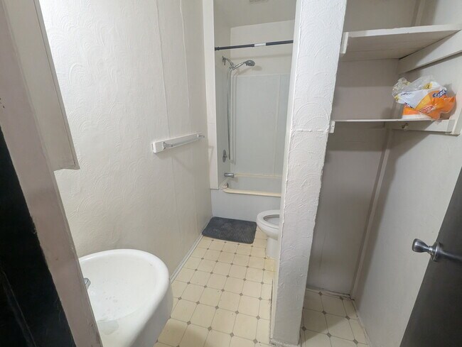 Bathroom - 713 Victoria Ave