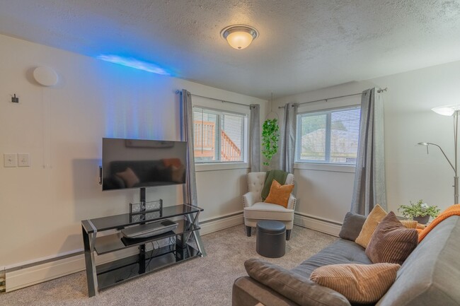 Building Photo - Fully Furnished and comfortable! Short Ter...