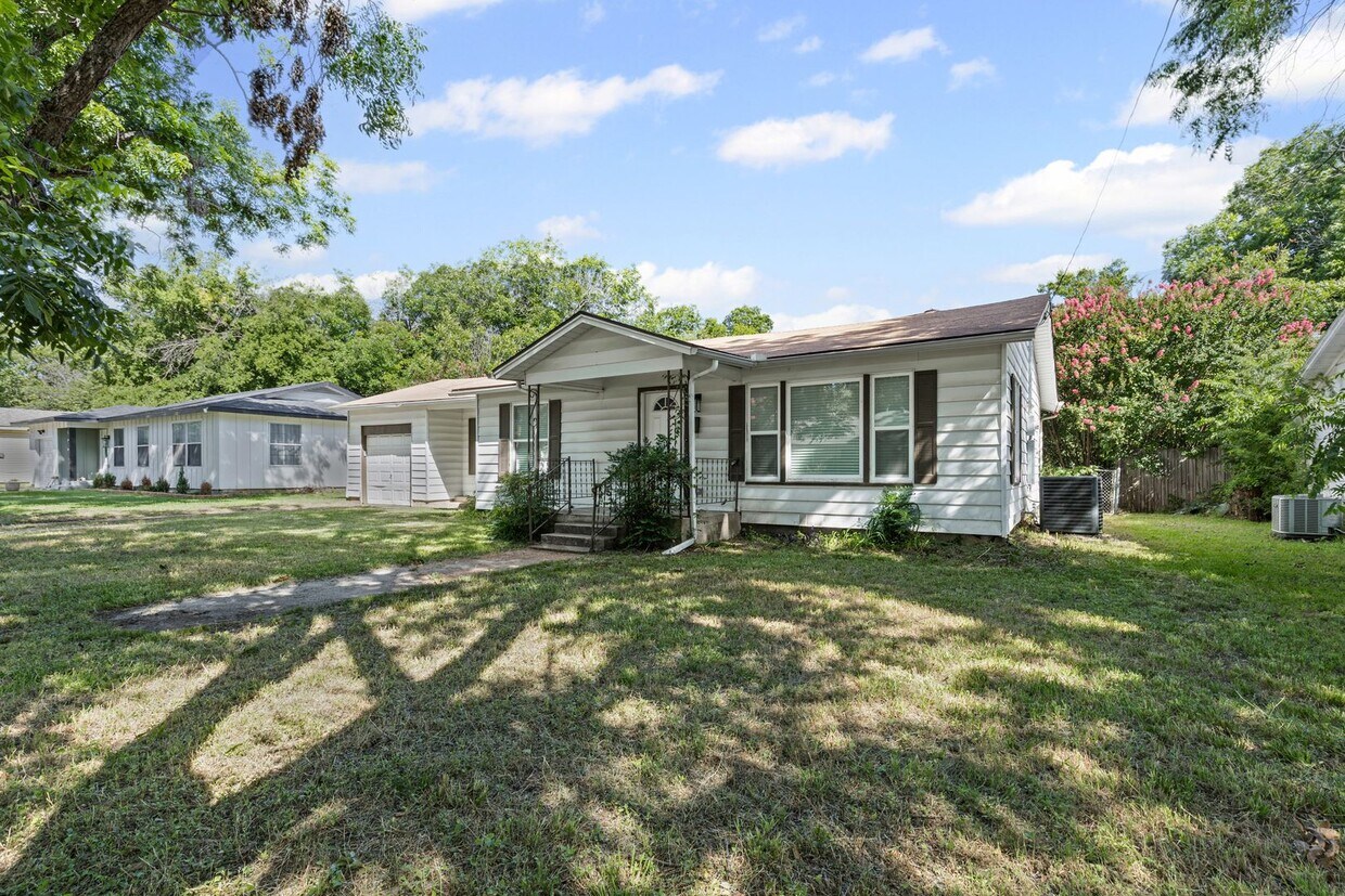 Primary Photo - Charming in Cleburne!
