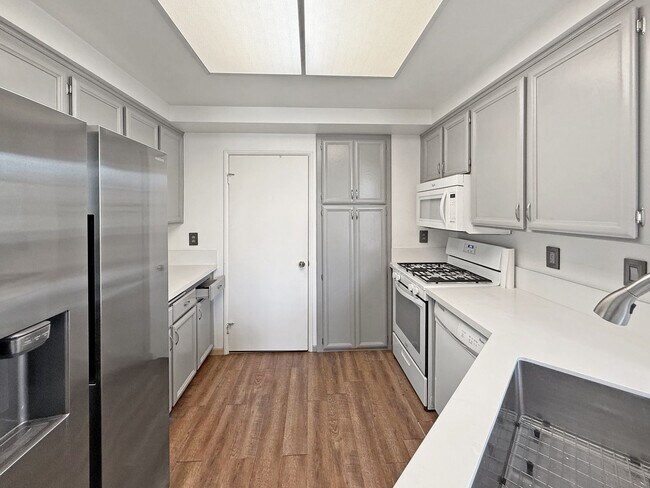 Foto del edificio - 2-Bedroom Townhome with Loft in Prime El C...
