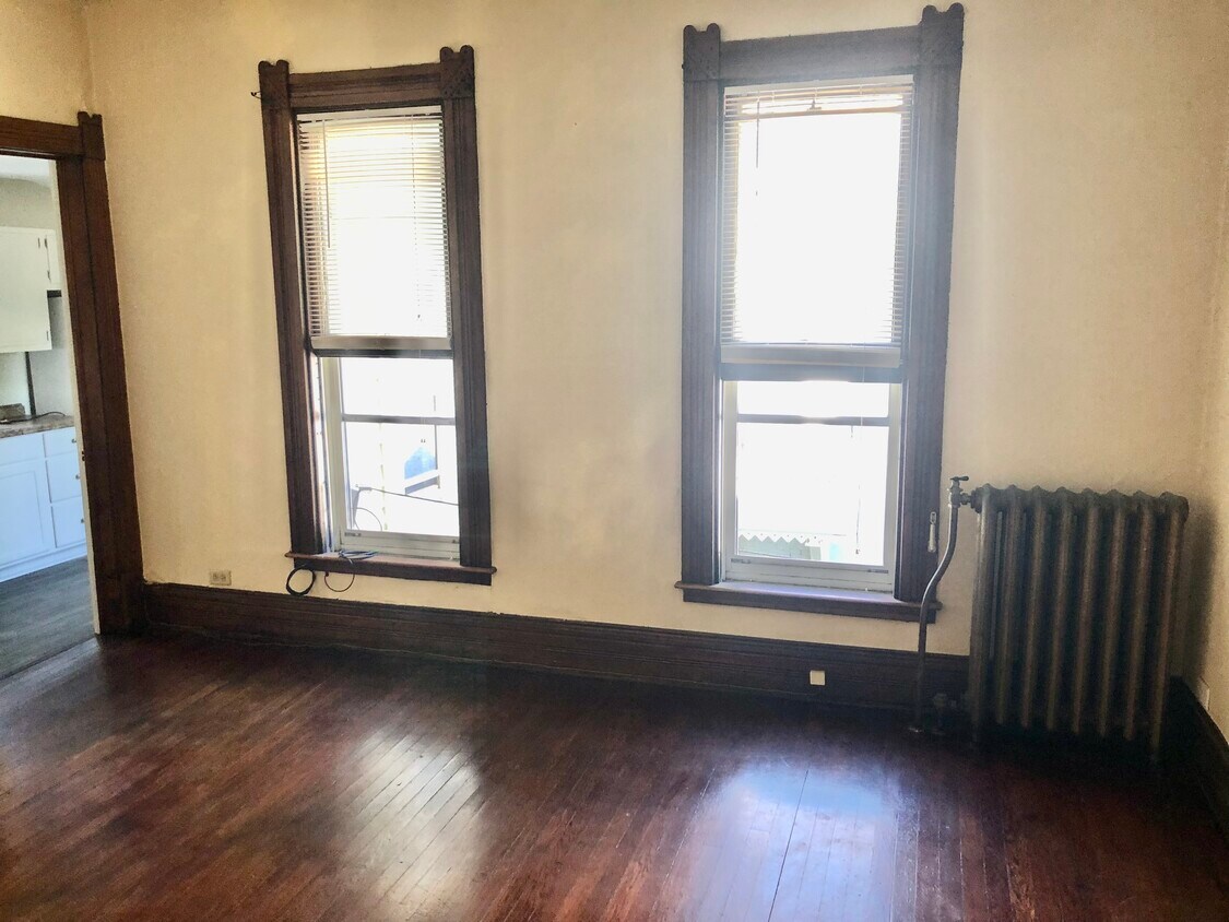 Living room - 424 W Church St