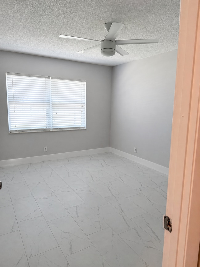 Building Photo - 9448 Saddlebrook Dr